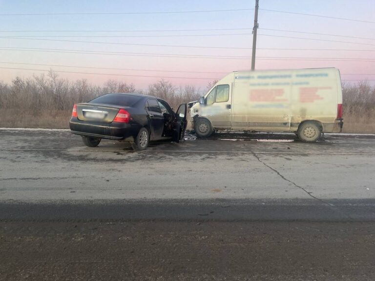    Под Оренбургом при столкновении микроавтобуса и легковушки пострадали пять человек Оренбуржье