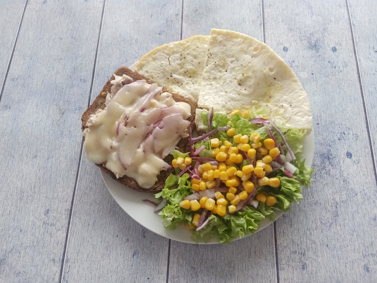 Завтрак. Омлет с творогом, салат и бутерброд с курицей и сыром. 