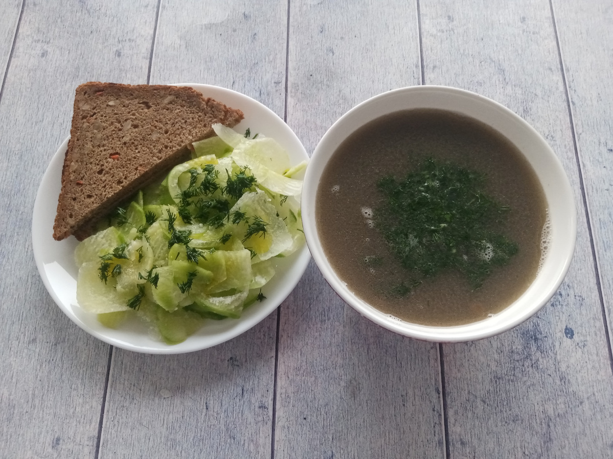 Обед. Суп из чечевицы, салат из редьки и хлеб.