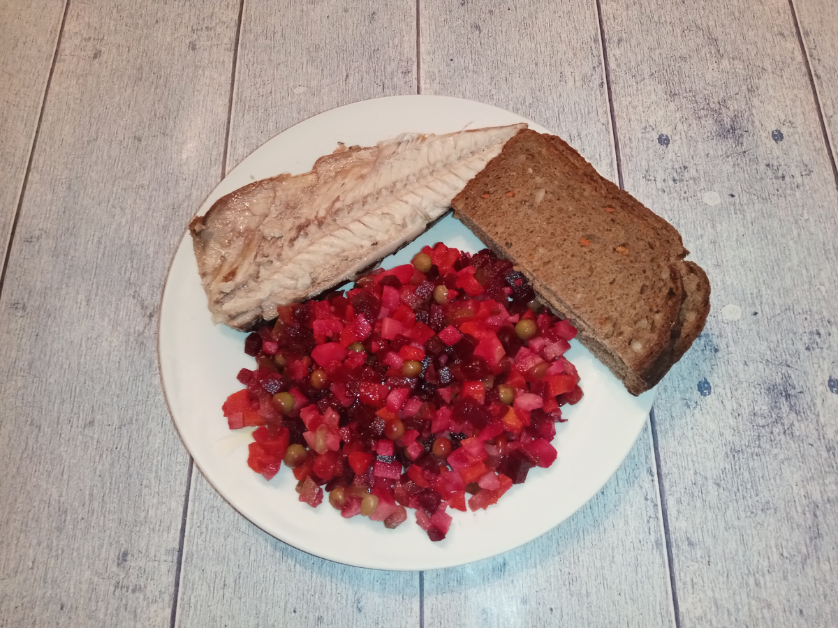 Ужин. Винегрет, скумбрия и опять хлеб. А всё потому, что лень было сварить крупы какой-нибудь). 