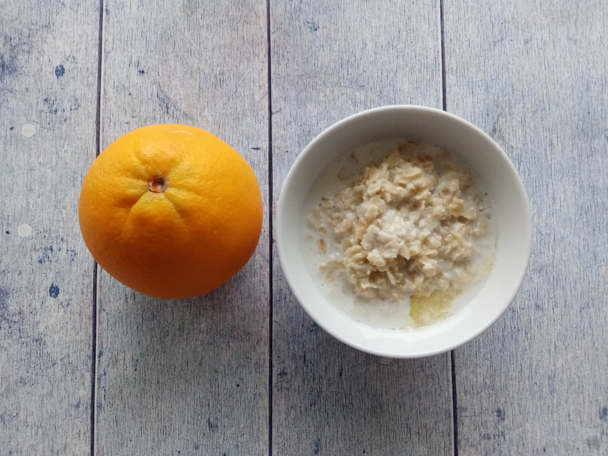 Ужин. Максимально странный. Захотелось овсянки молочной с маслом. И апельсин. Чуть позже выпила стакан кефира. 