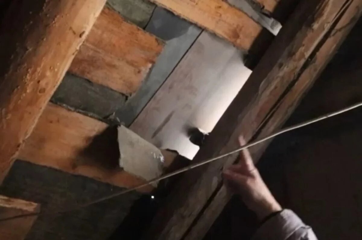    Жильцы сами закрыли место фанерой и расставили на чердаке пятилитровые банки