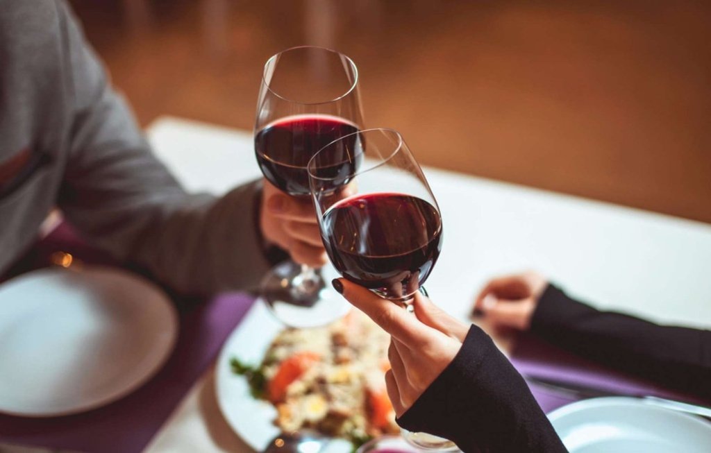 Рассказываем как подобрать вино в ресторане, какие есть хитрости и чего стоит опасаться