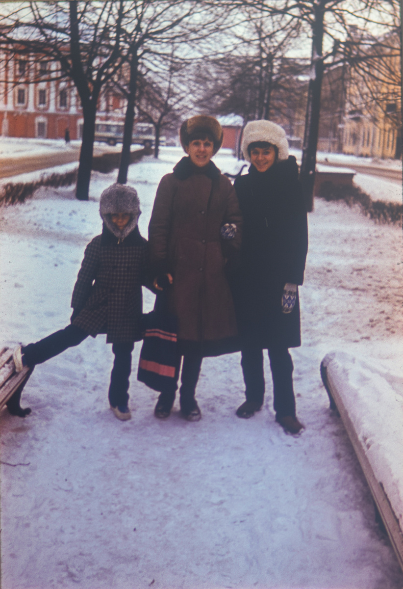 1982 год. Биржевая линия. Мама, Инна и я. Папа, как всегда, фотографирует