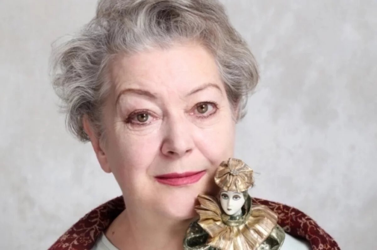    На похороны актрисы Ермолаевой попросили приносить только живые цветы