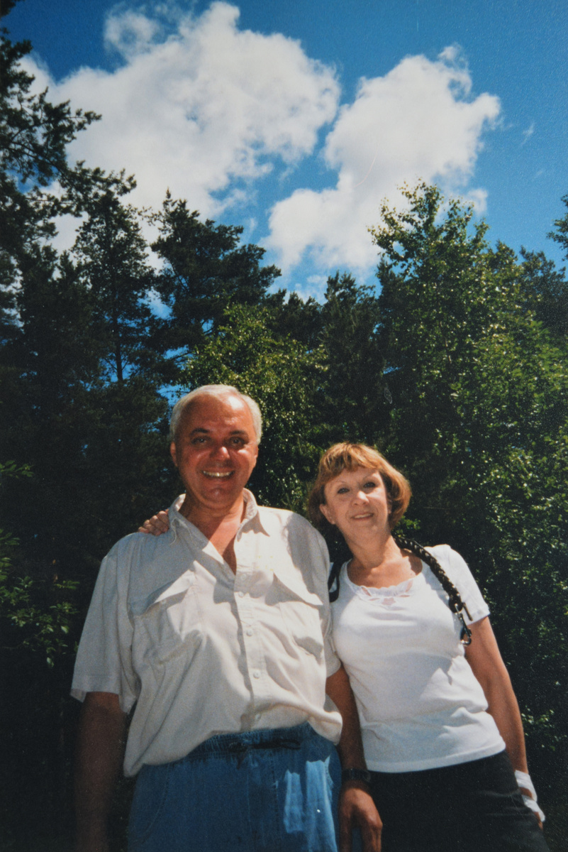 Мама и Папа теперь где-то ТАМ вместе... а мне их так не хватает ЗДЕСЬ...