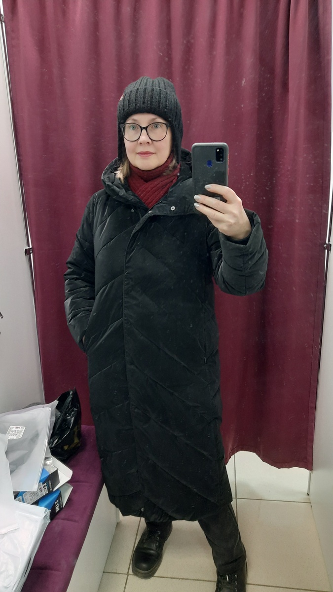 Начала примерять шапки, сначала чёрную.