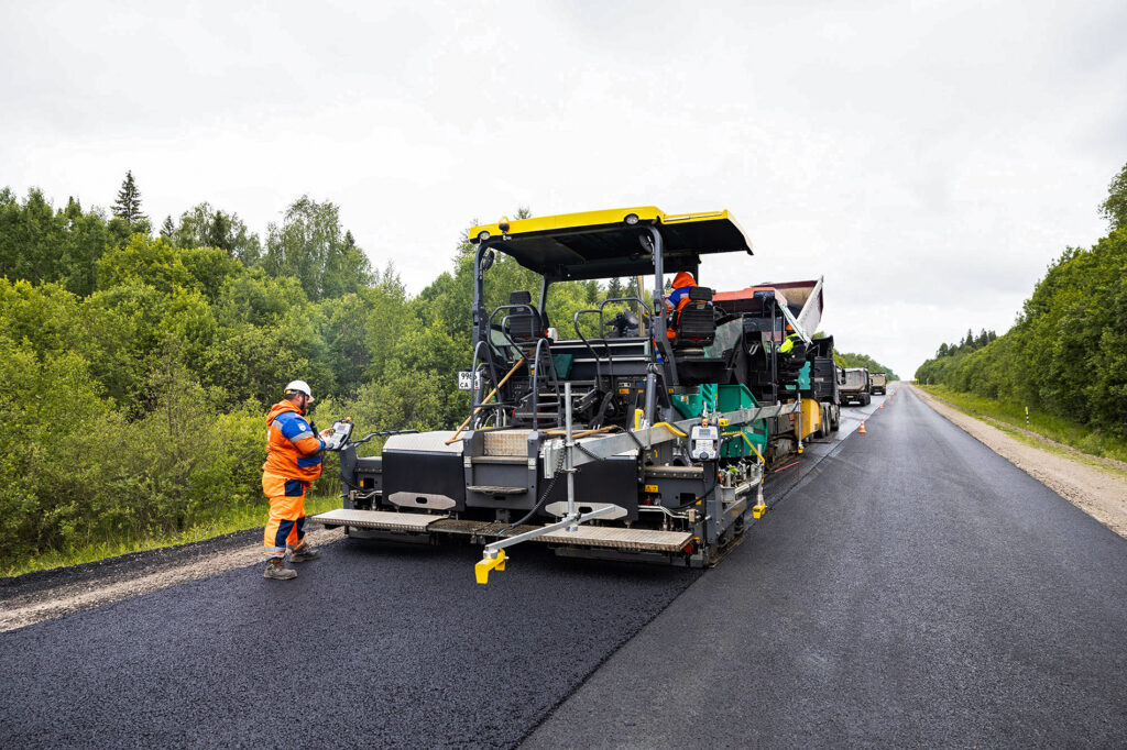    Процесс укладки дорожного покрытия в Пермской области