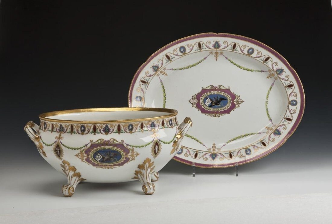 Соусник на ножках и подставка под соусник Яхтинского сервиза. ИФЗ. 1785–1787. Фото: Государственный Эрмитаж, https://vk.cc/cFKcuS