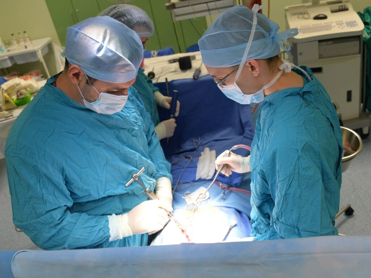    Хирурги во время операции на позвоночнике в Краевой клинической больнице имени С. В. Очаповского в Краснодаре© РИА Новости / Георгий Зимарев