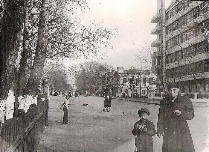 Начало 80-х. «Они поели пельменей!». Перекрёсток Коммунистической и Красного проспекта. Фото из интернета.