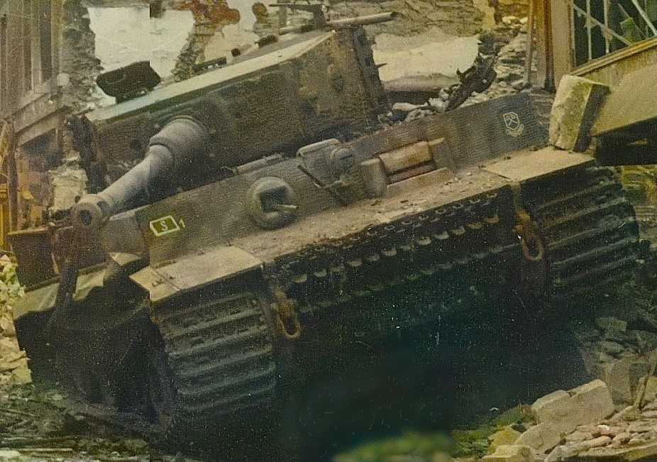 "Тигр" первой роты. Справа на лобовой броне эмблема батальона - два скрещенных ключа. Раскрашено