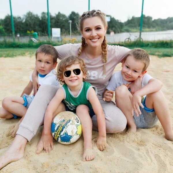    Мария Кожевникова с детьми, фото: baby.ru