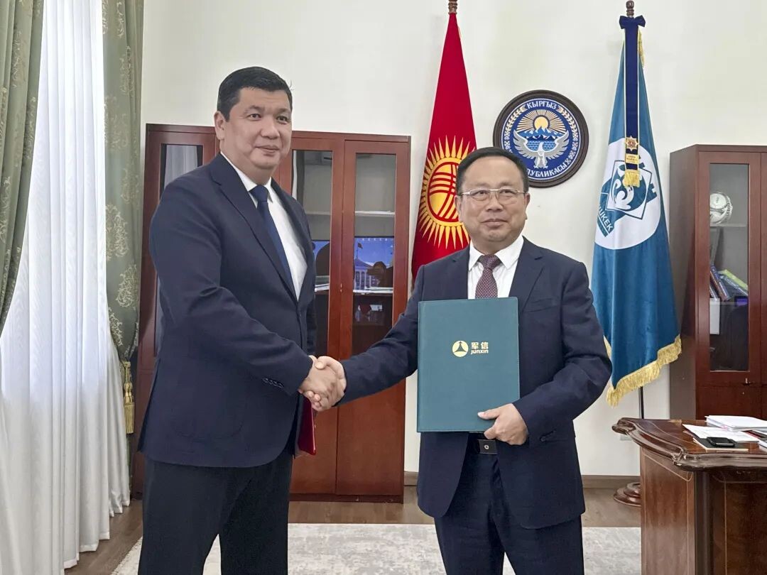  Фото: Айбек Джунушалиев, мэр Бишкека, Кыргызская Республика (слева) и председатель компании Hunan Junxin Environmental Protection Co., Ltd. (справа) на церемонии подписания соглашения. Источник: solidwaste.com.cn