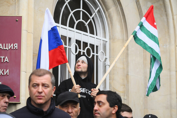Флаги России и Абхазии на акции протеста у здания администрации президента Абхазии в Сухуме, ноябрь 2024 года / Илья Питалев/РИА Новости   📷