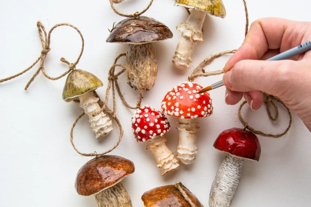     У вас получится! Как сделать реалистичные ёлочные игрушки из бумаги: мастер-класс от художника