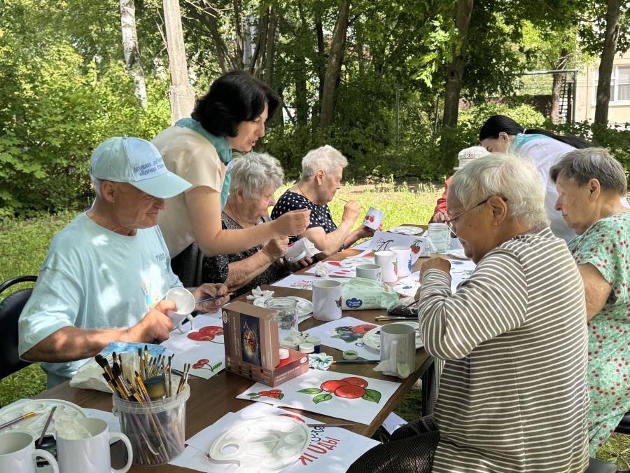 Летом в экопарке «Здоровое долголетие» психологи и культурные организаторы проводят для пенсионеров различные мастер-классы