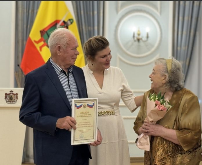 Супругам Петраковым, прожившим в браке 65 лет, Наталья Суворова вручила награду «За веру и добродетель»