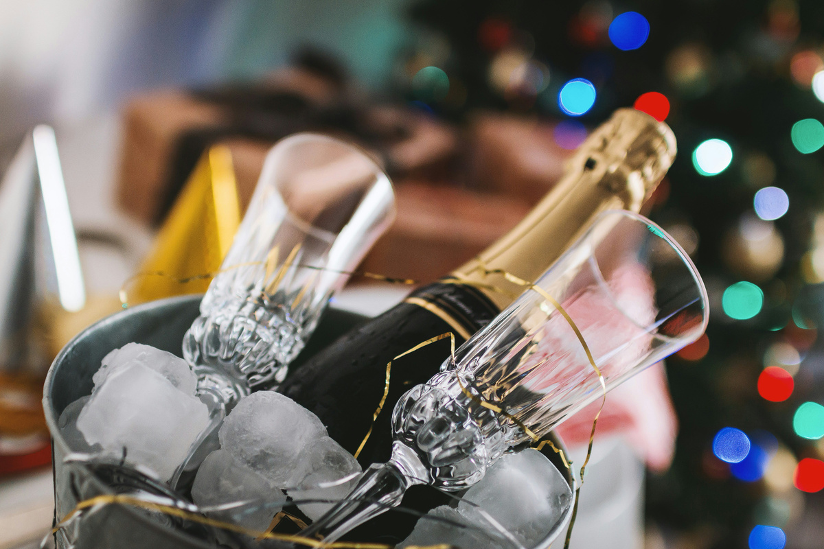 https://unsplash.com/photos/champagne-bottle-and-glass-in-bucket-TWRCH-GaKr4