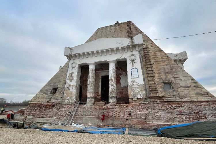    Сейчас знаменитое сооружение из серого «мавзолея» превратилось в песочно-коричневое и лишилось привычного для горожан облика.   
Фото: Татьяна Леухина