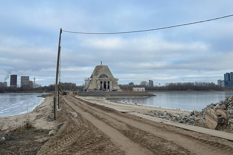    Песчаная насыпь, по которой сейчас ходят рабочие и едет строительная техника, будет размыта. От Кировской дамбы к памятнику протянут мост на сваях.   
Фото: Татьяна Леухина