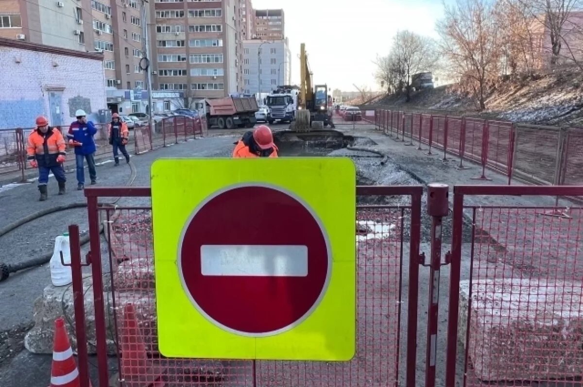    В Самаре на улице Карбышева меняют прохудившуюся канализационную трубу
