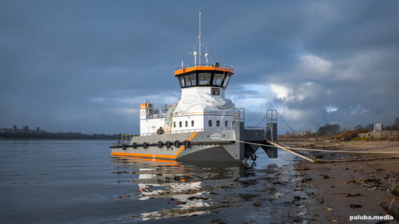 Основные характеристики буксира-толкача проекта ТСК.395:   Длина, м 22,3   Ширина, м 7,4   Высота борта, м 2,84   Осадка, м 1,5   Мощность главных двигателей, кВт 440   Класс РРР О 2,0 (лед 30)Череповецкий судостроительный завод и Государственная транспортная лизинговая корпорация (ГТЛК) подписали акт технической приемки второго буксира проекта ТСК-395М «Инженер Зингер». Об этом сообщает телеграм-канал ГТЛК.Ожидается, что в скором времени буксир будет передан в лизинг судоходной компании для работы в связке с баржами на маршрутах от Череповца до Астрахани и обратно, которые в перспективе могут быть задействованы в рамках МТК «Север-Юг».📷    Фото: Медиапалуба
Всего ГТЛК законтрактовала на ЧСЗ строительство 5 буксиров проекта ТСК-395М в рамках инвестиционного проекта по обновлению гражданского водного транспорта в России с использованием средств ФНБ. Первые два буксира поставлены в 2024 году, оставшиеся три планируется принять в 2025 году.Судно получило свое название в честь Марка Михайловича Зингера, директора «Инженерного центра судостроения». Марк Зингер внёс неоценимый вклад в развитие «Череповецкого судостроительного завода», поддерживая компанию на этапе проектирования и выступая в качестве эксперта.На постройку судна потребовалось менее одного года. Мощность в 1300 л.с. позволяет единовременно буксировать восемь и более барж. Буксир оборудован подъемной рубкой для улучшения видимости при проводке длинных составов. Судно оборудовано подъемной рубкой для улучшения видимости при проводке длинных составов.