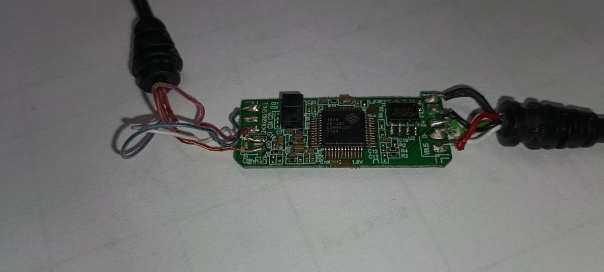 Рис. 1 Гарнитура Logitech - плата управления с кодеком и EEPROM (памятью).