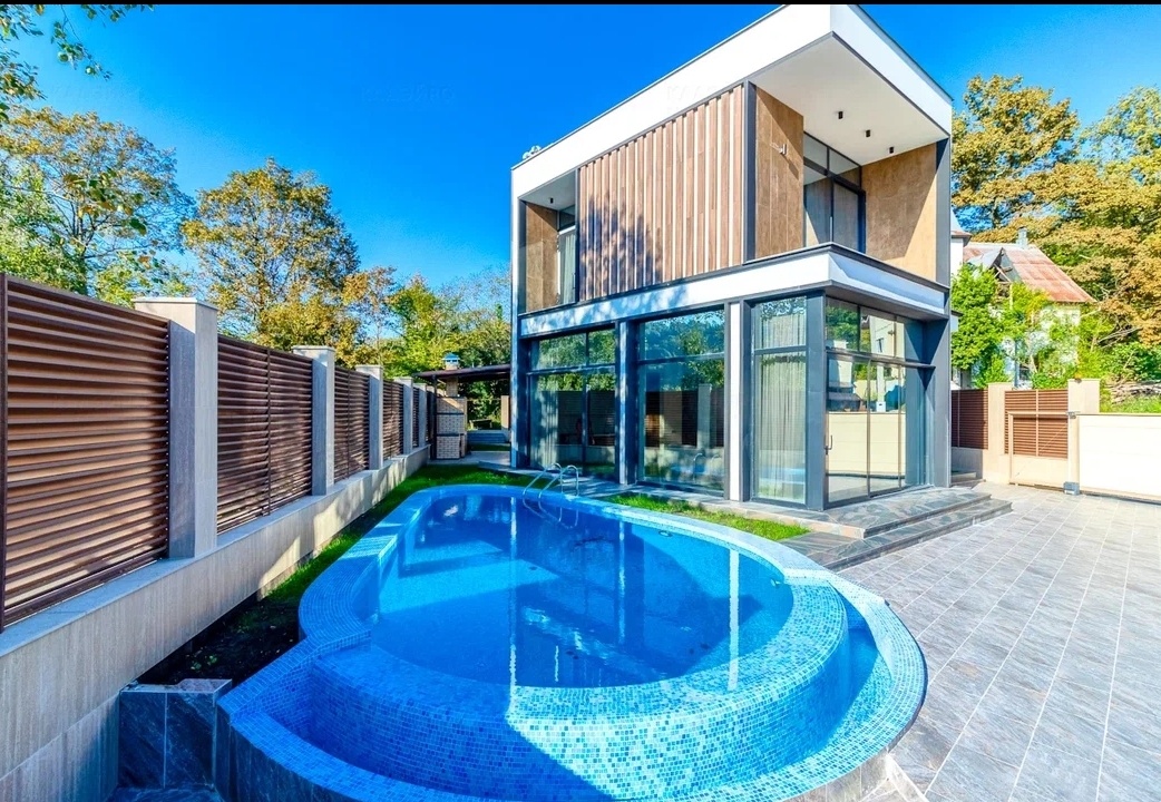 Подъезд к дому и качество дороги очень важны.