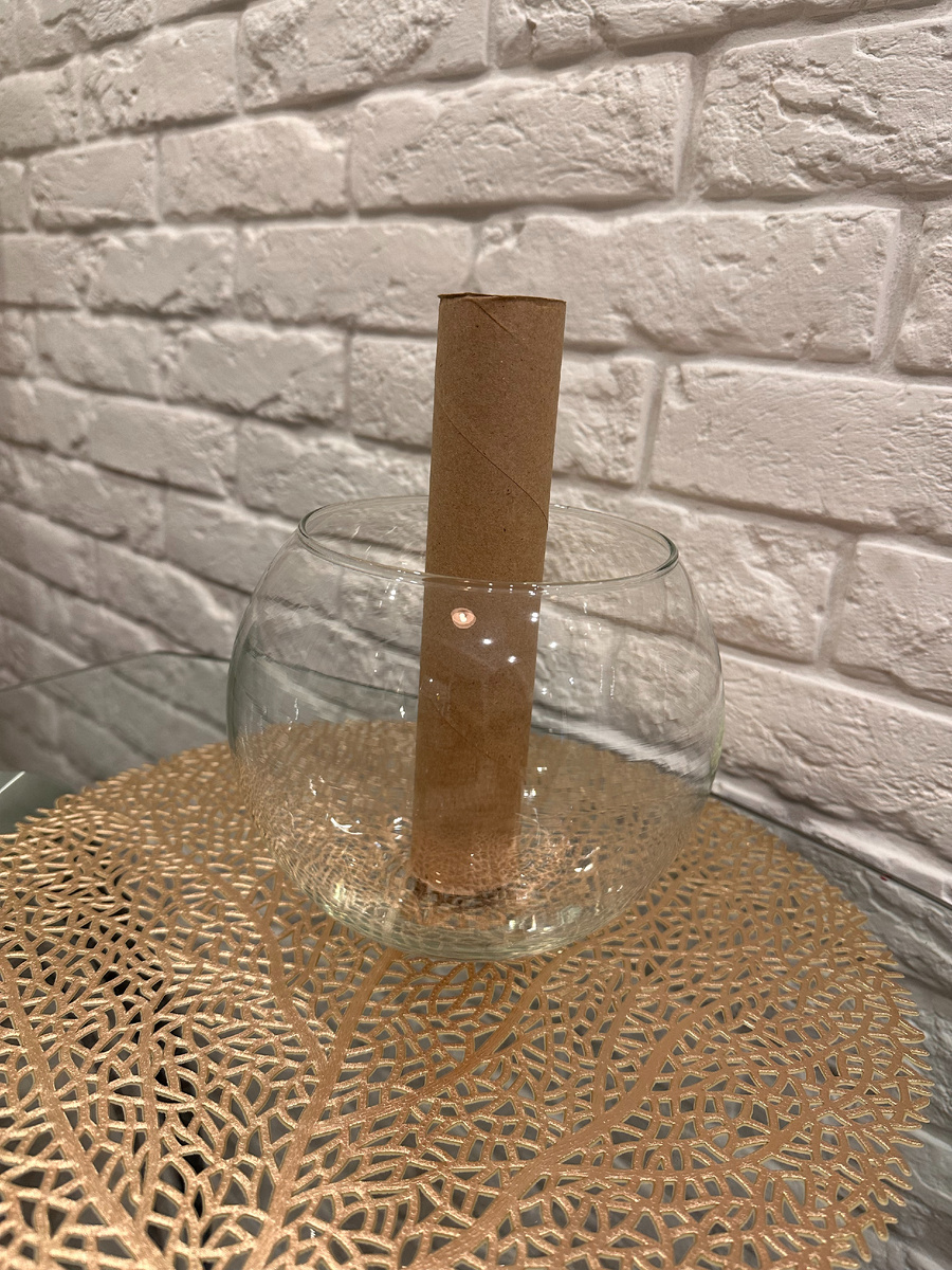 Обрезала по размеру втулку от кухонных бумажных полотенец.