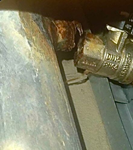 Оторвало 1-й кран от стояка водоснабжения. УК перекладывает вину на собственника.