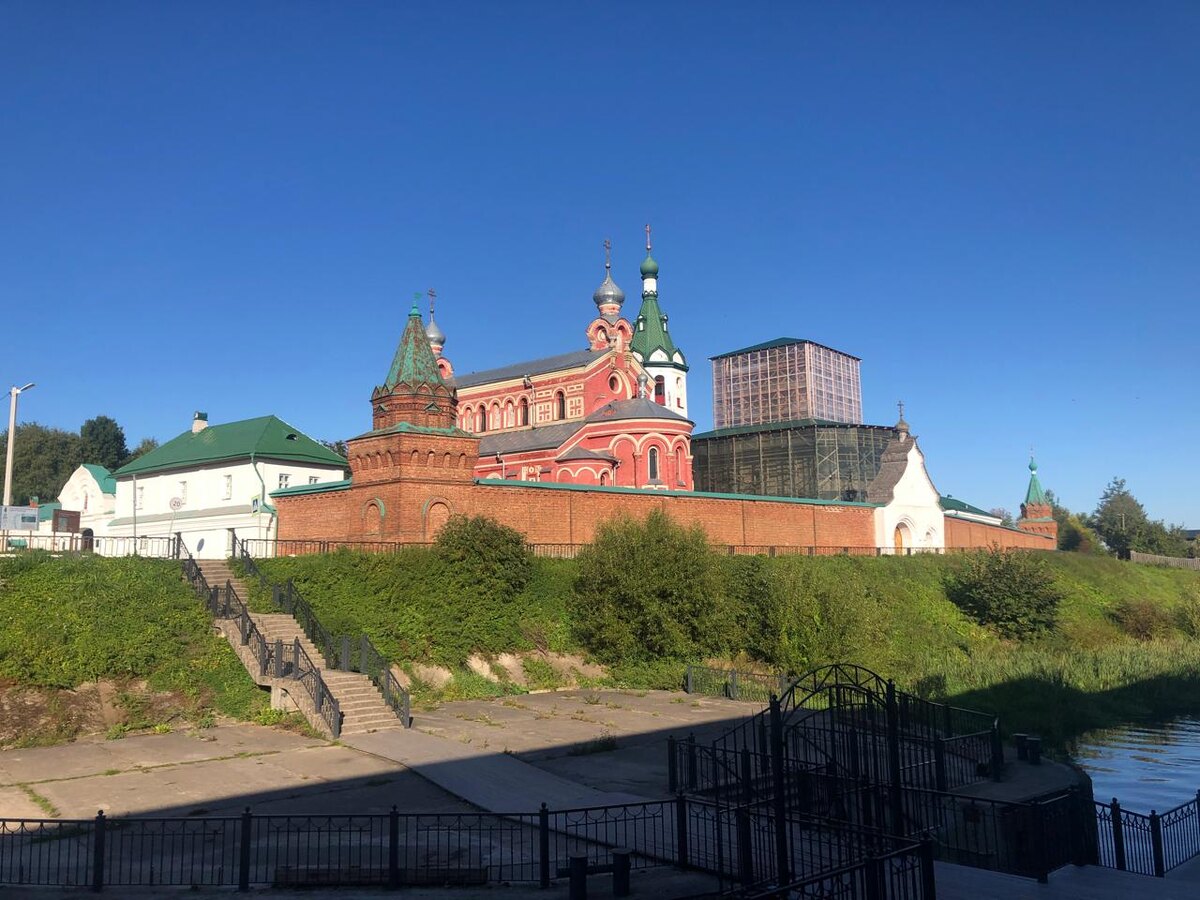 Никольский мужской монастырь. Справа -Святые врата.