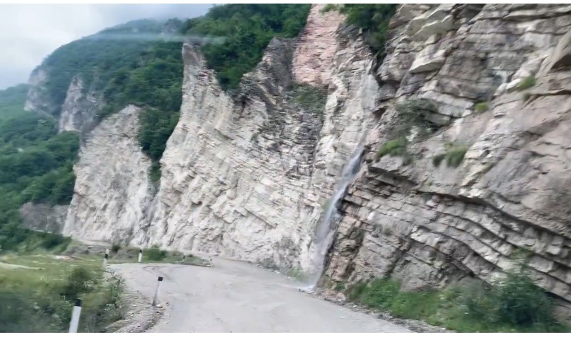 Водопад прямо на дороге