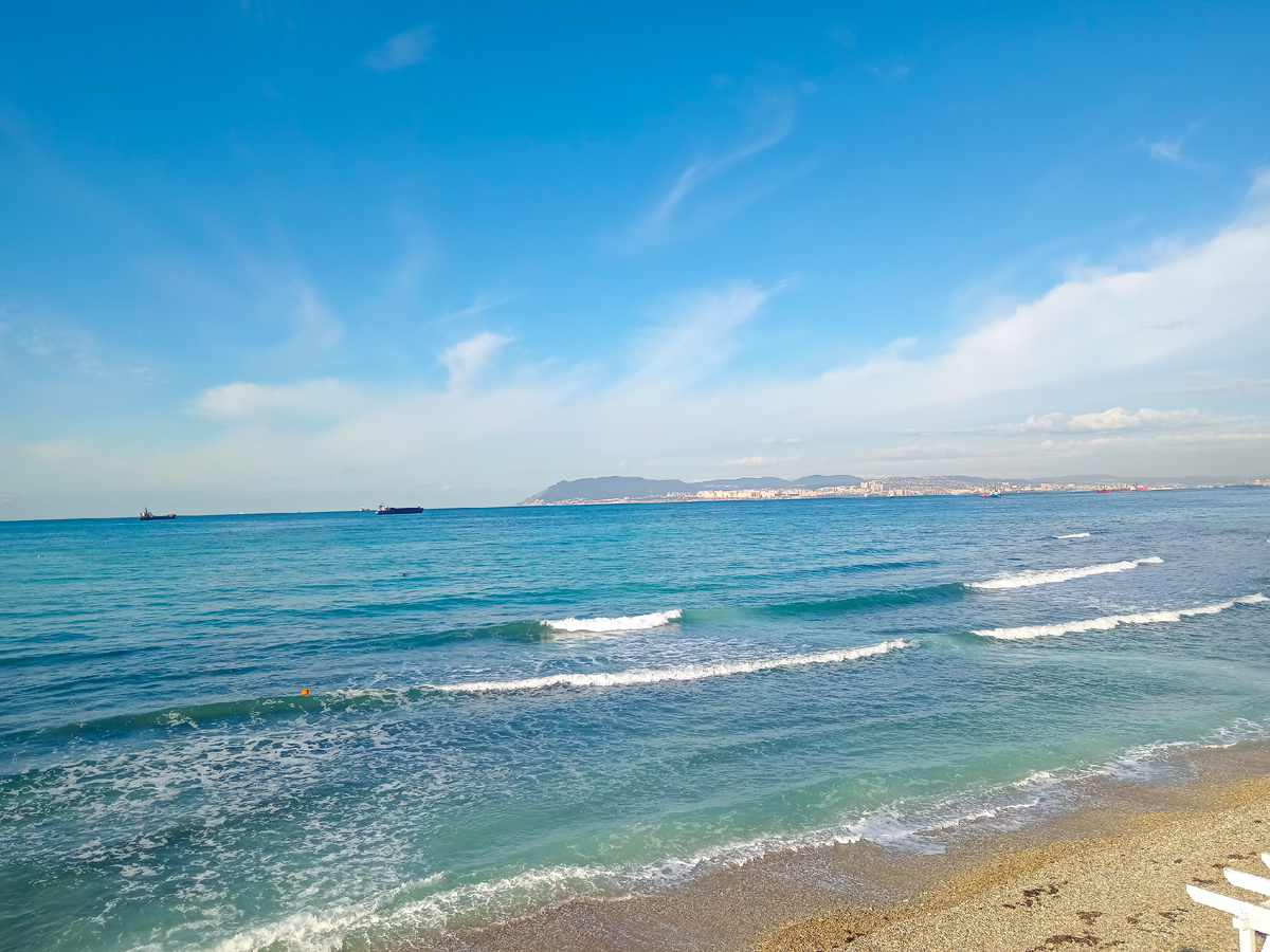 Чёрное море, бухта, Кабардинка, пляж. А вдалеке берег Новороссийска и горы