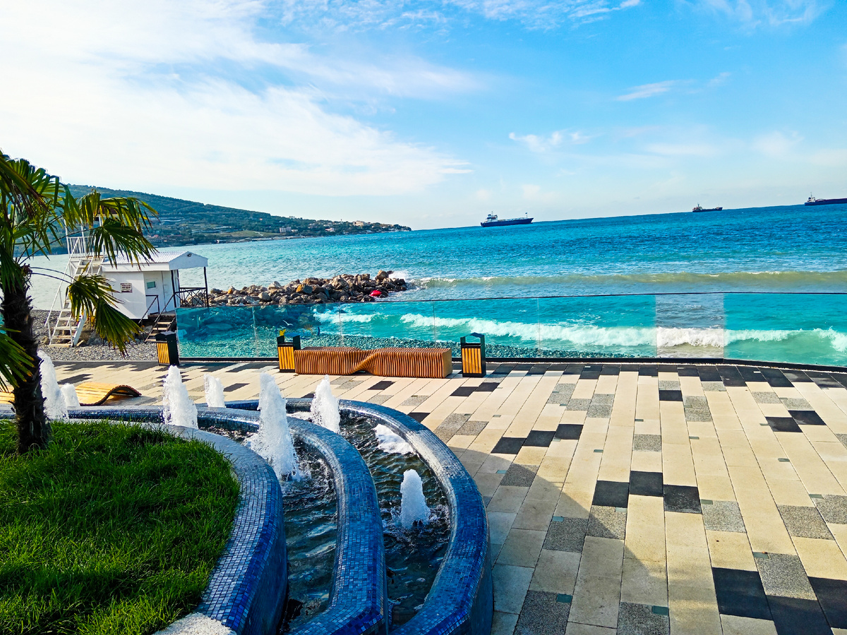 Чёрное море, бухта, Кабардинка, новая набережная, фонтан, пальма