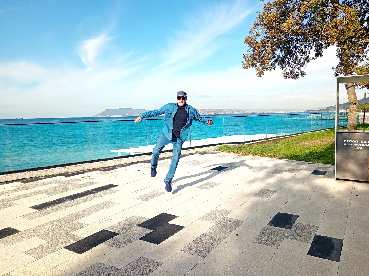 Чёрное море, бухта, Кабардинка, новая набережная. Михаил Лекс — автор рассказа. Листайте >>