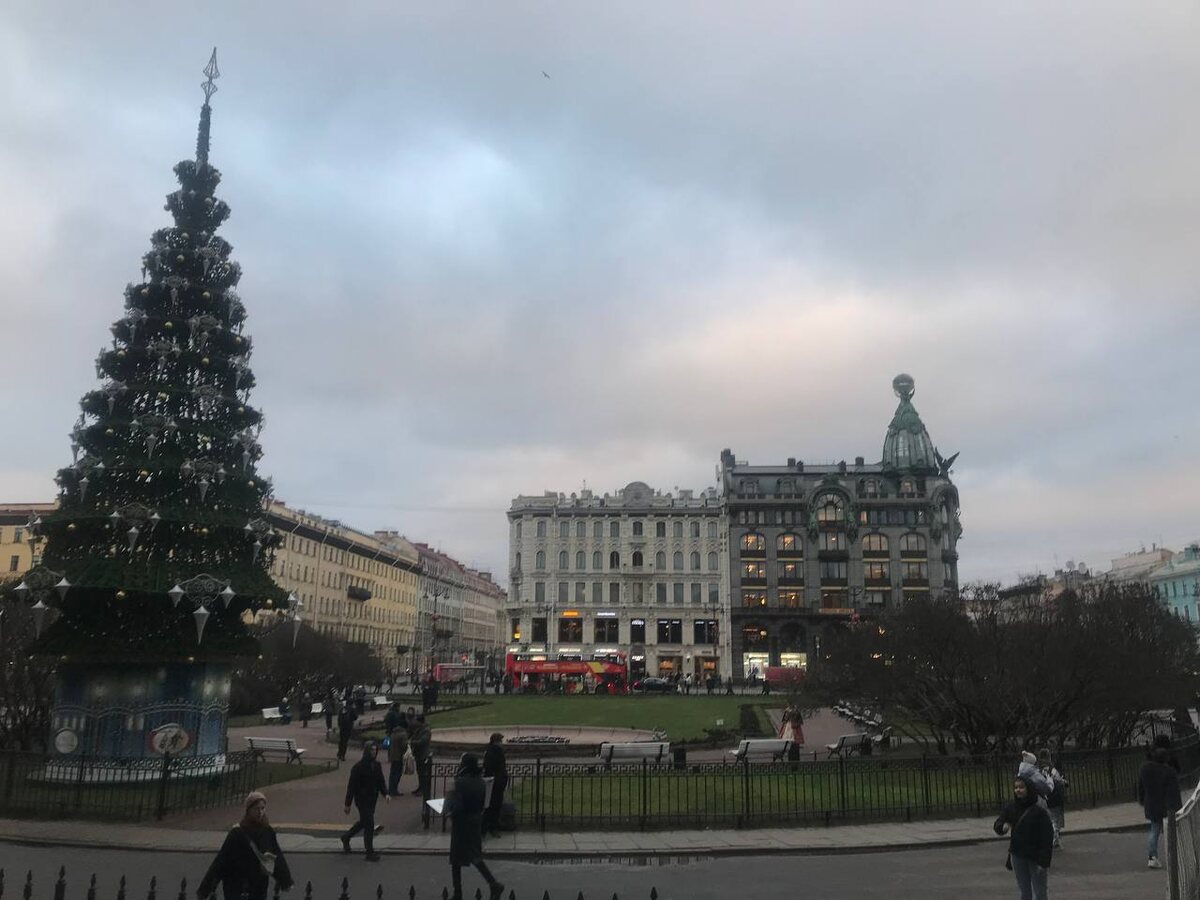 Фото автора. Любимое место в Петербурге - площадь перед Казанским собором с видом на дом книги.