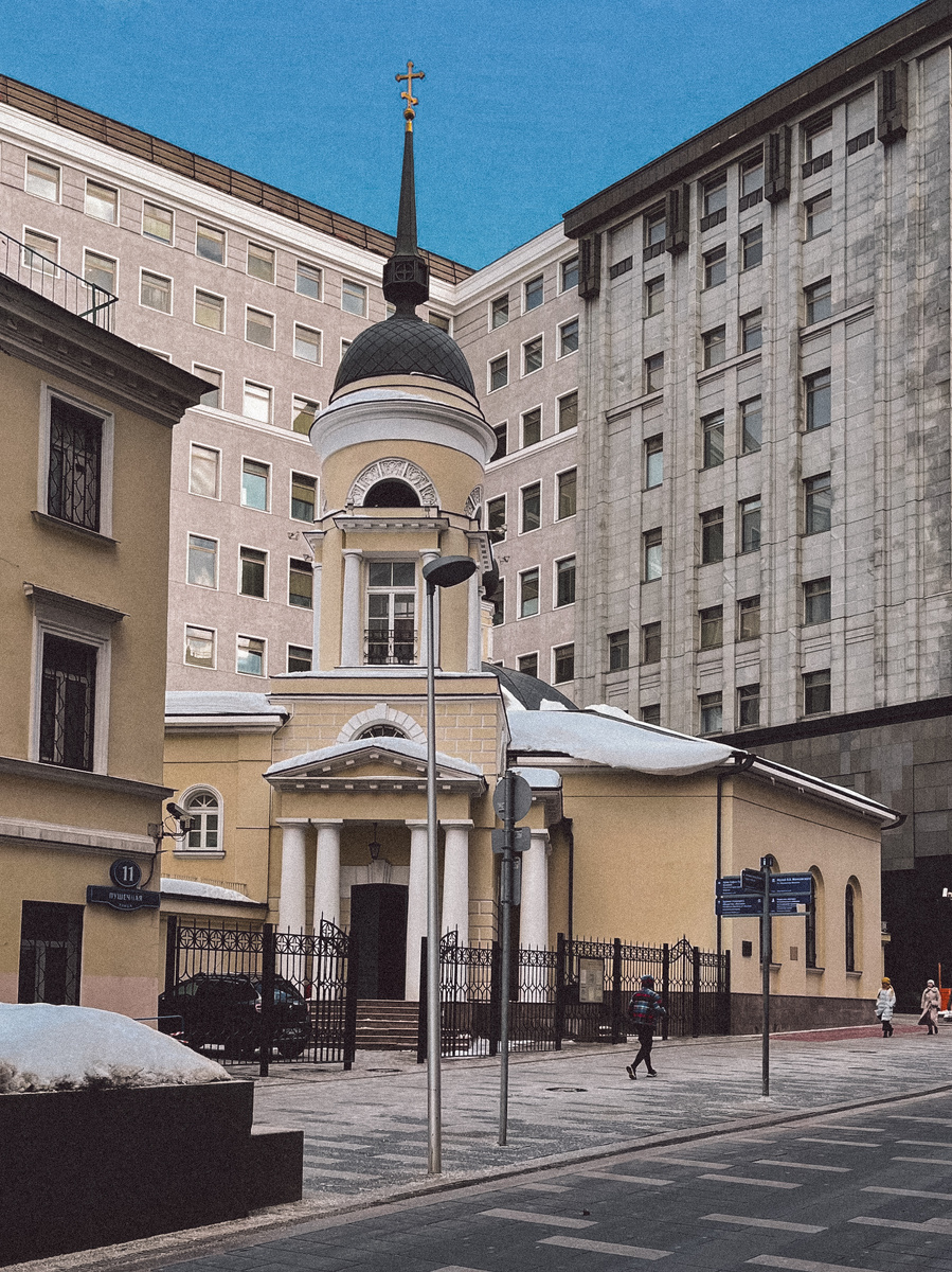 В честь главного новгородского храма — Софийского собора, новгородцы на Лубянке возвели церковь Софии Премудрости Божией.