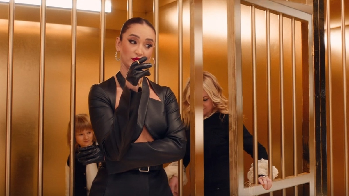 В клипе Филиппа Киркорова "Черная пантера" Яна Рудковская с сыном Александром сами захотели в золотую клетку, сказав, что они там, где весь отечественный шоу-биз. Фото: скриншот клипа.