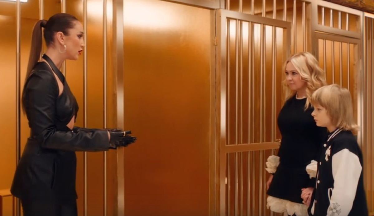 В клипе "Черная пантера" Яна Рудковская попросила себе камеру №1. Фото: скриншот клипа.