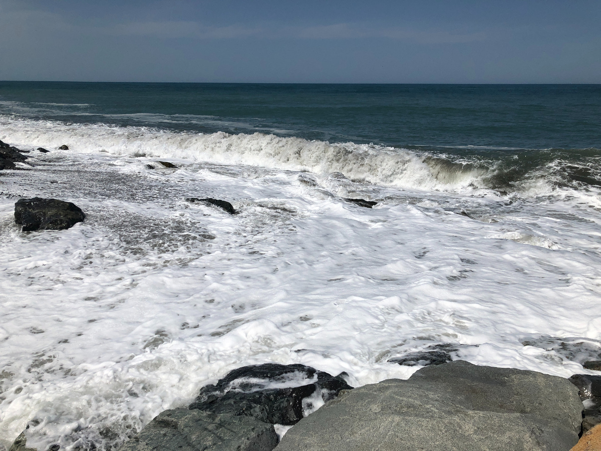 Морская пена тоже белая. Как снег. Но, как говорится, «есть нюанс»