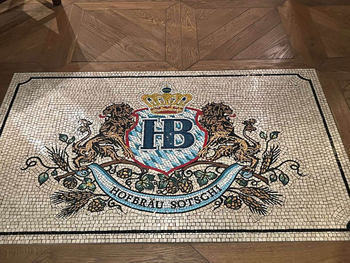 Мозаика на полу у входа в кафе.