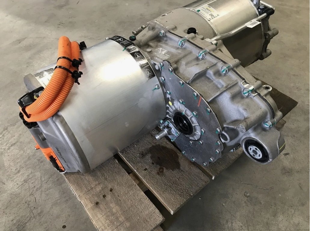 Электродвигатели и редуктор современного электромобиля.