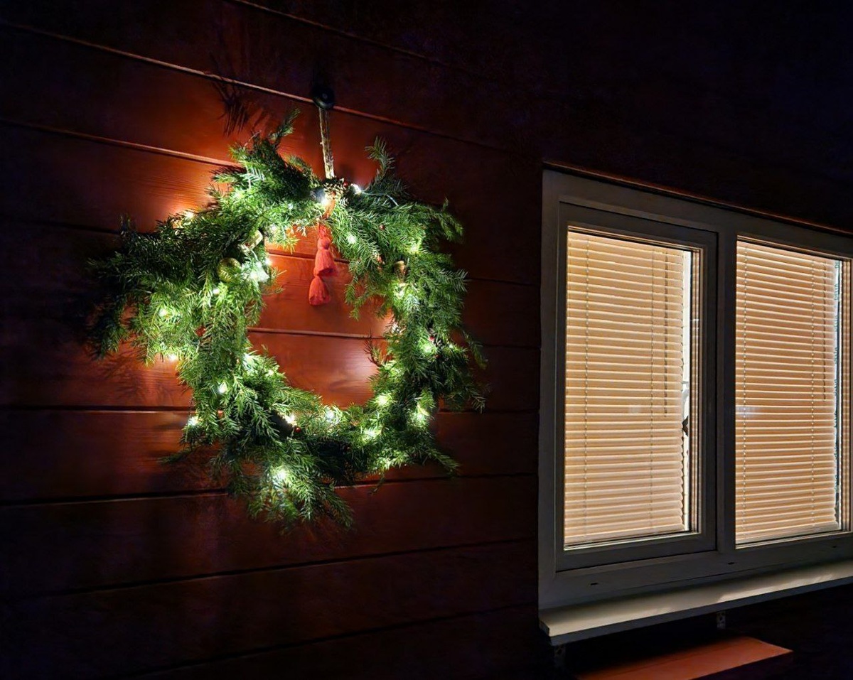 Рождественское украшение на улице. Украшение дома на Новый год