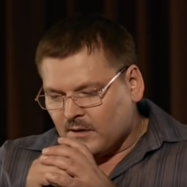 Михаил поёт