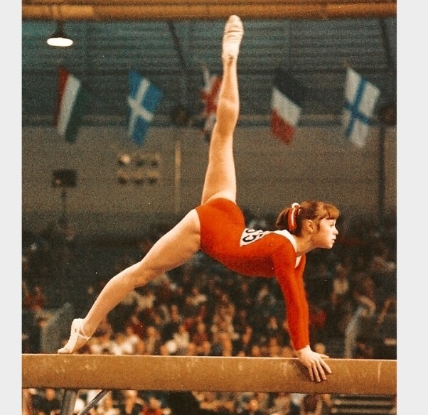 Елена Мухина во время исполнения гимнастических элементов