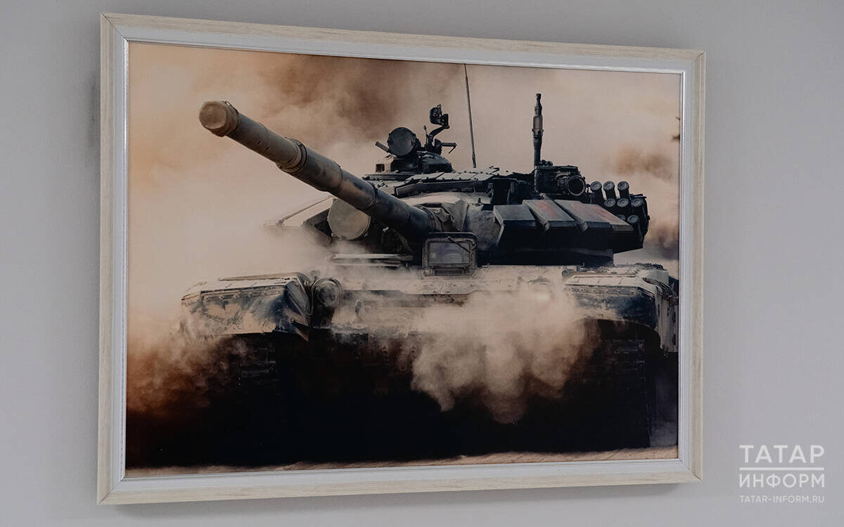 ​Прогуливаясь по коридору госпиталя, Анна Кузнецова заметила, что стены украшены фотографиями российского вооружения. Фото: © Салават Камалетдинов / «Татар-информ»
