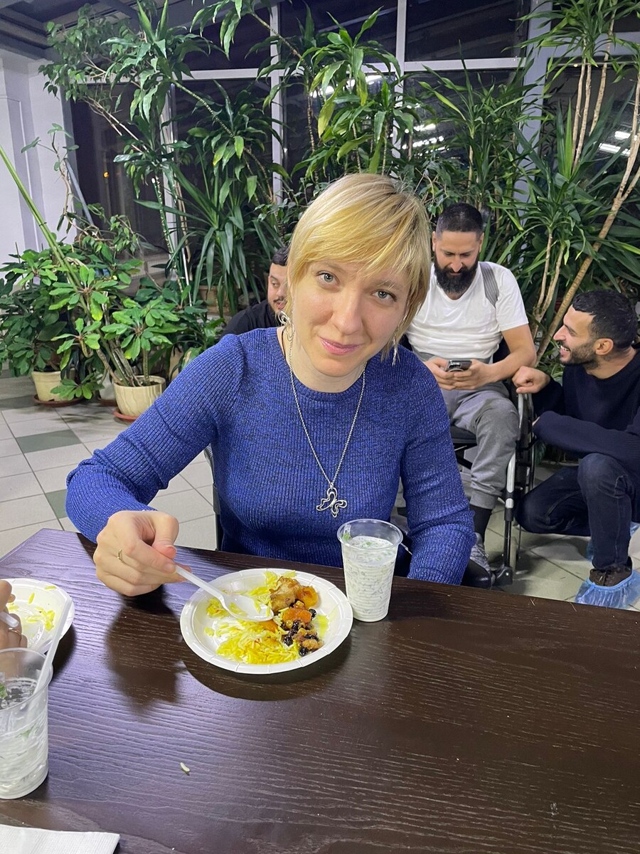 Маша (подружка) ест плов