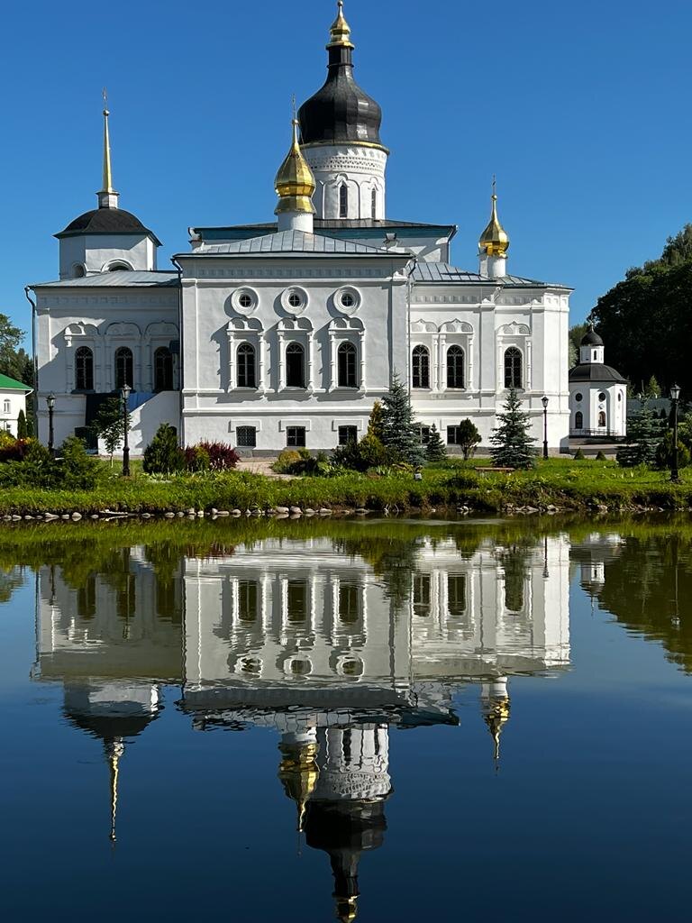 Вот такая красота отражается в пруду 