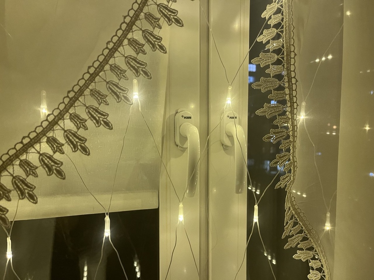 Даже если профиль на ваших окнах не РЕХАУ, можно приобрести вот такие красивые ручки РЕХАУ KISI с блокиратором открывания.